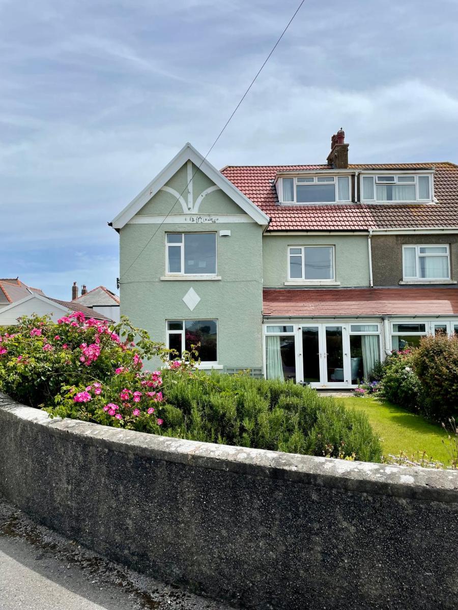 Corner House, Spacious 4 Bed Home by Sea & Golf - Housity