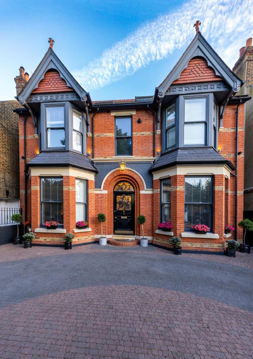 Dream House London with gym, cinema and housekeeper - Housity