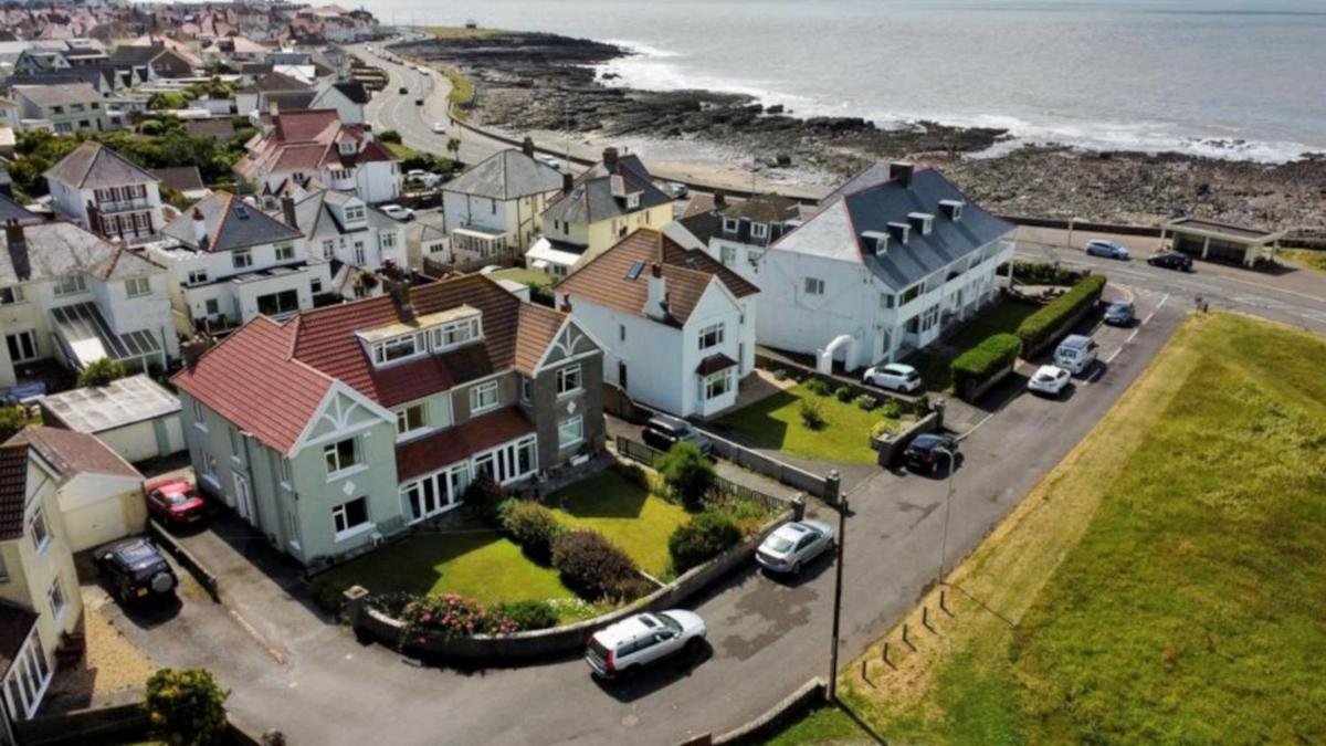 Corner House, Spacious 4 Bed Home by Sea & Golf - Housity