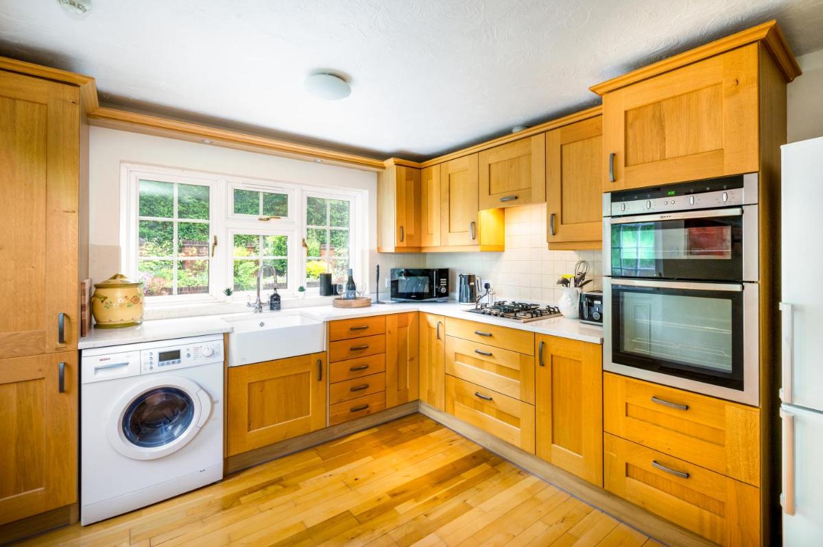 Croft House Sleeps 14 ꕤ Country Views nr Salisbury - Housity