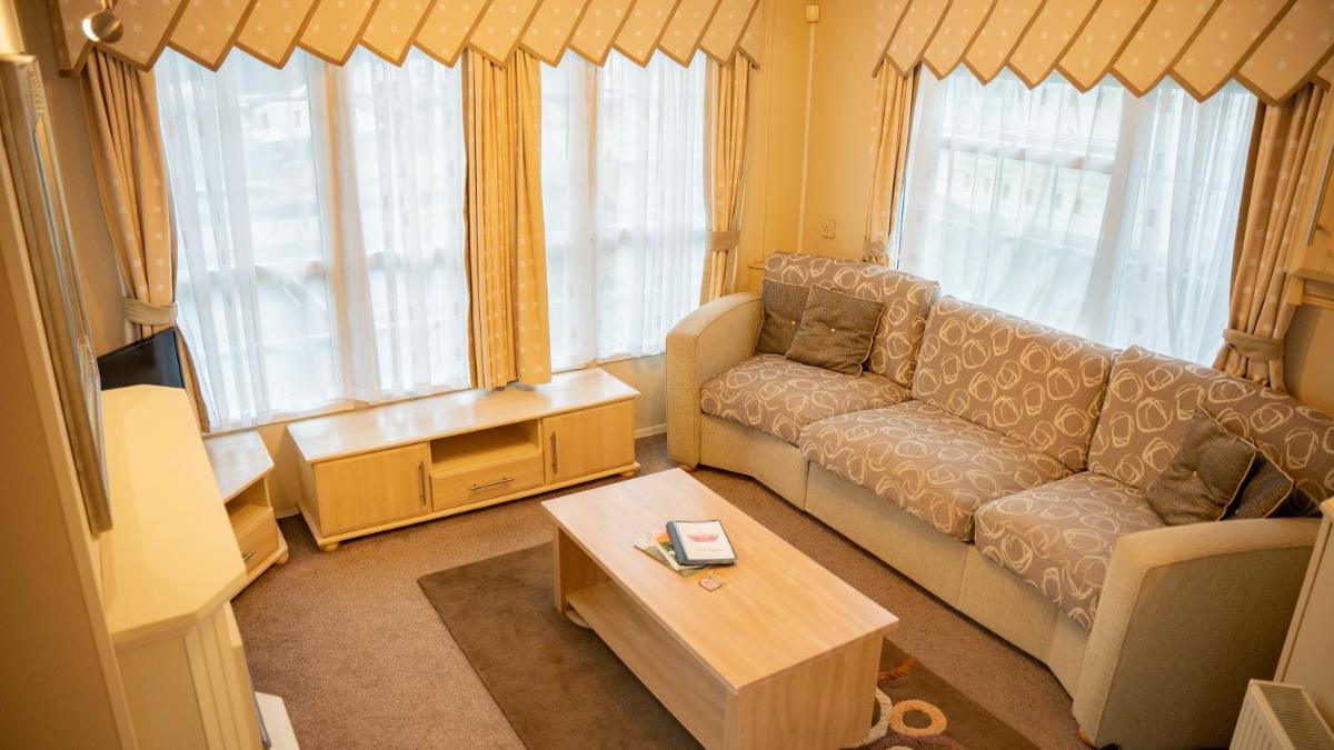 The Elms Static Caravan - Housity