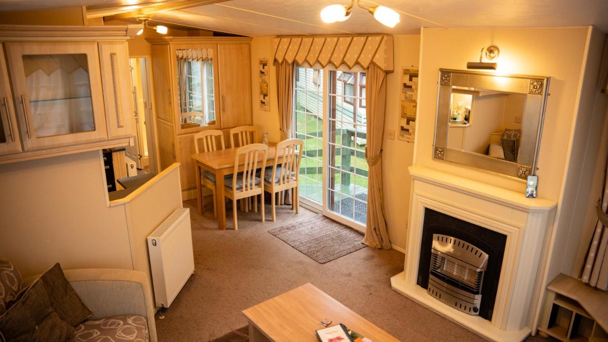 The Elms Static Caravan - Housity