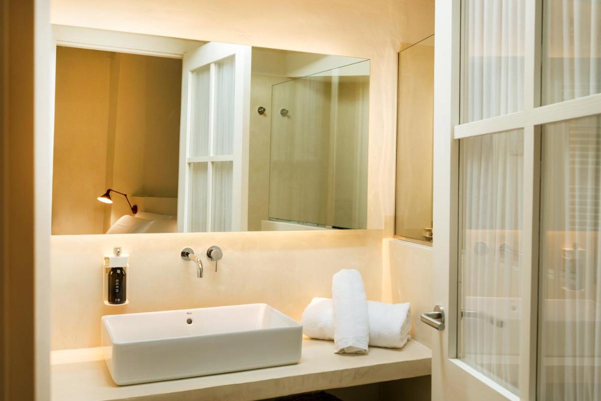 Un baño con un lavabo blanco y un espejo. en Can Mascort Eco Hotel, en Palafrugell 39 fotos más