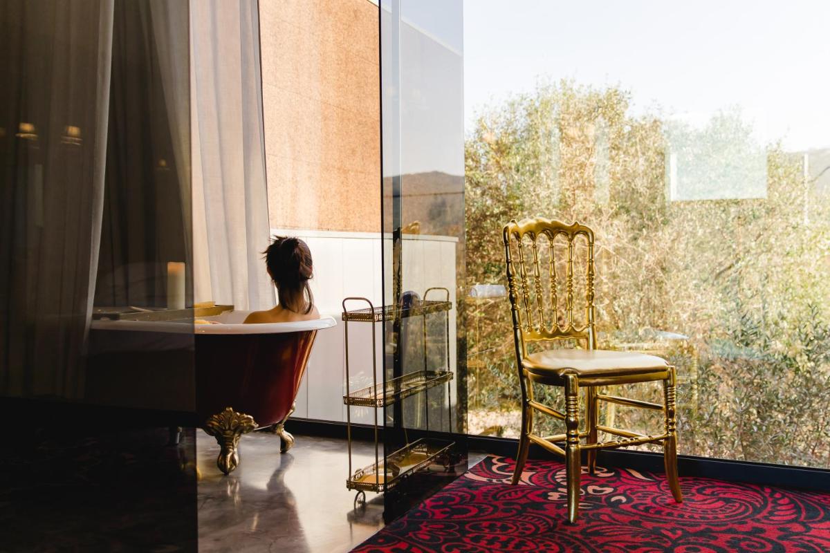 Uma área de estar em Cooking and Nature - Emotional Hotel