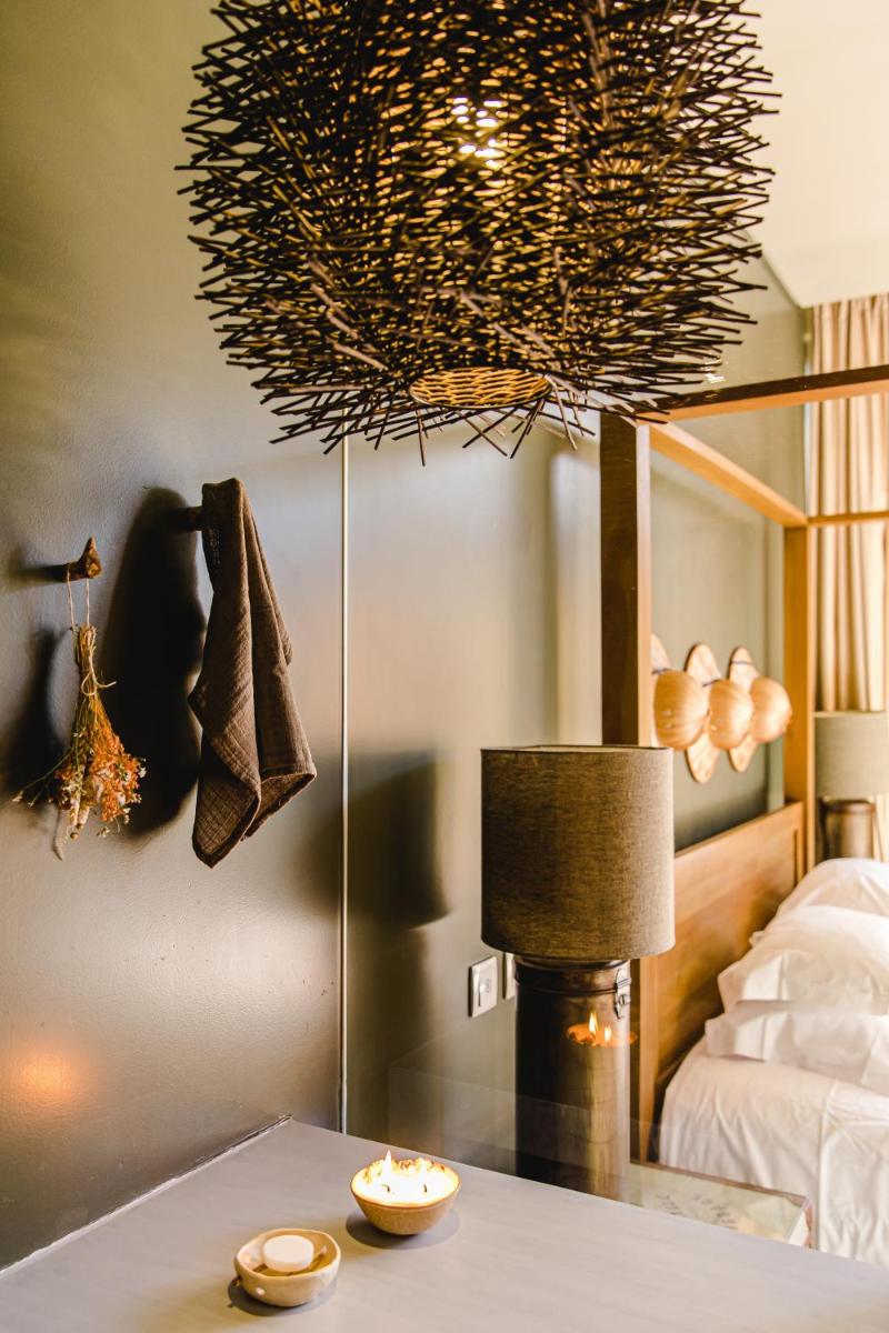 Uma cama ou camas num quarto em Cooking and Nature - Emotional Hotel