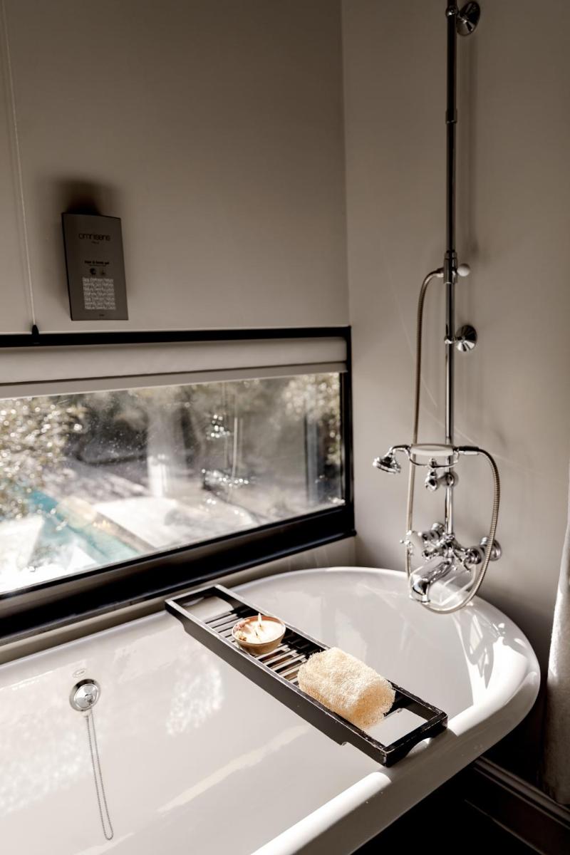 Uma casa de banho em Cooking and Nature - Emotional Hotel