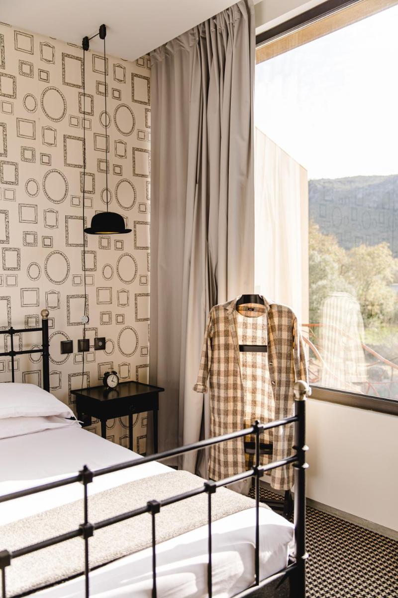 Uma cama ou camas num quarto em Cooking and Nature - Emotional Hotel