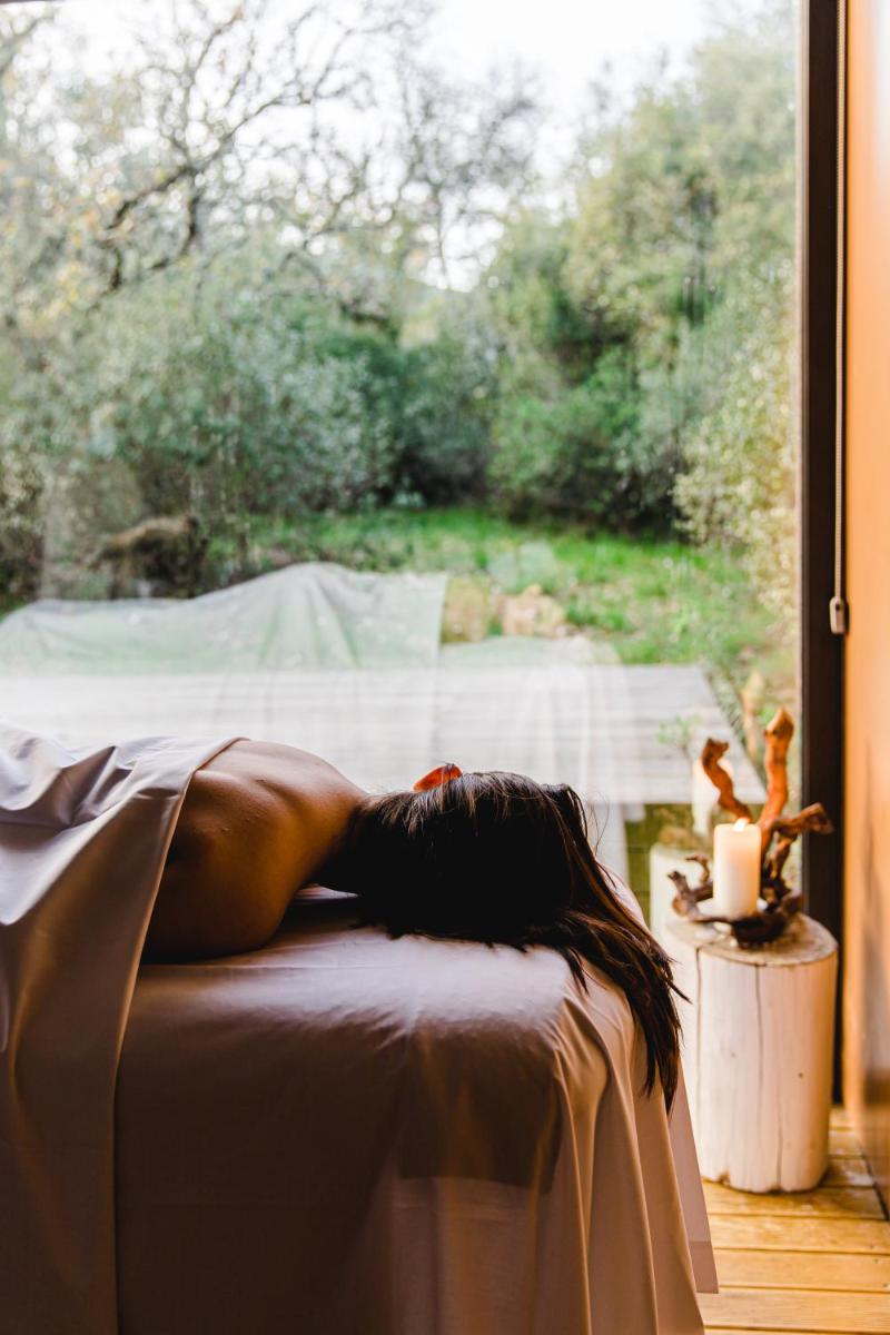 Um jardim no exterior de Cooking and Nature - Emotional Hotel