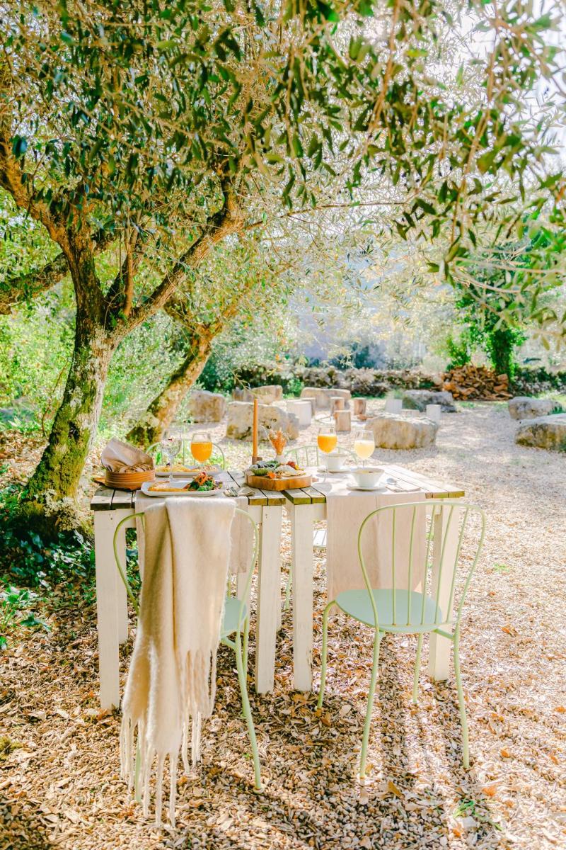 Um jardim no exterior de Cooking and Nature - Emotional Hotel