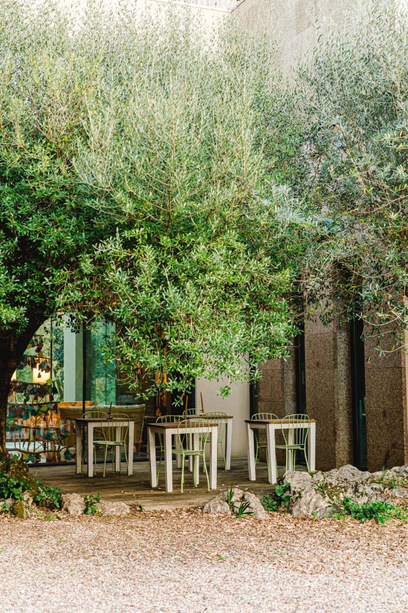 Um jardim no exterior de Cooking and Nature - Emotional Hotel