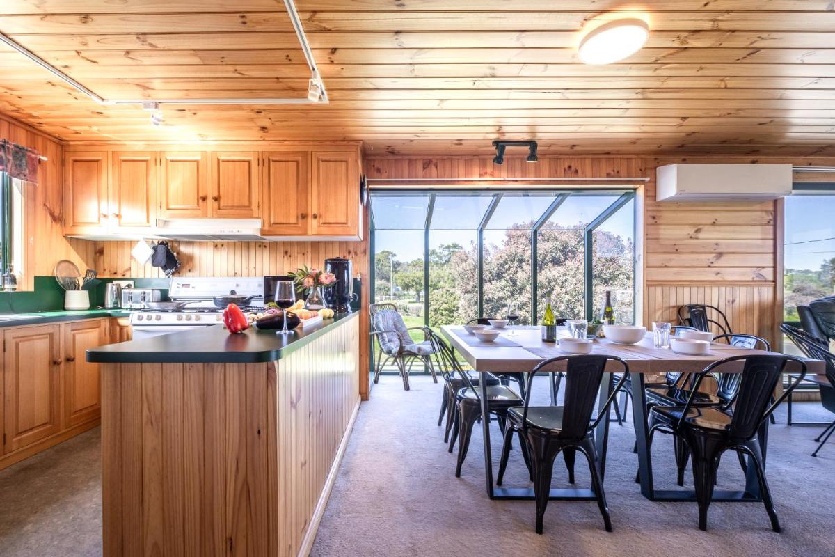 The Boathouse - Freycinet Holiday Houses - Housity