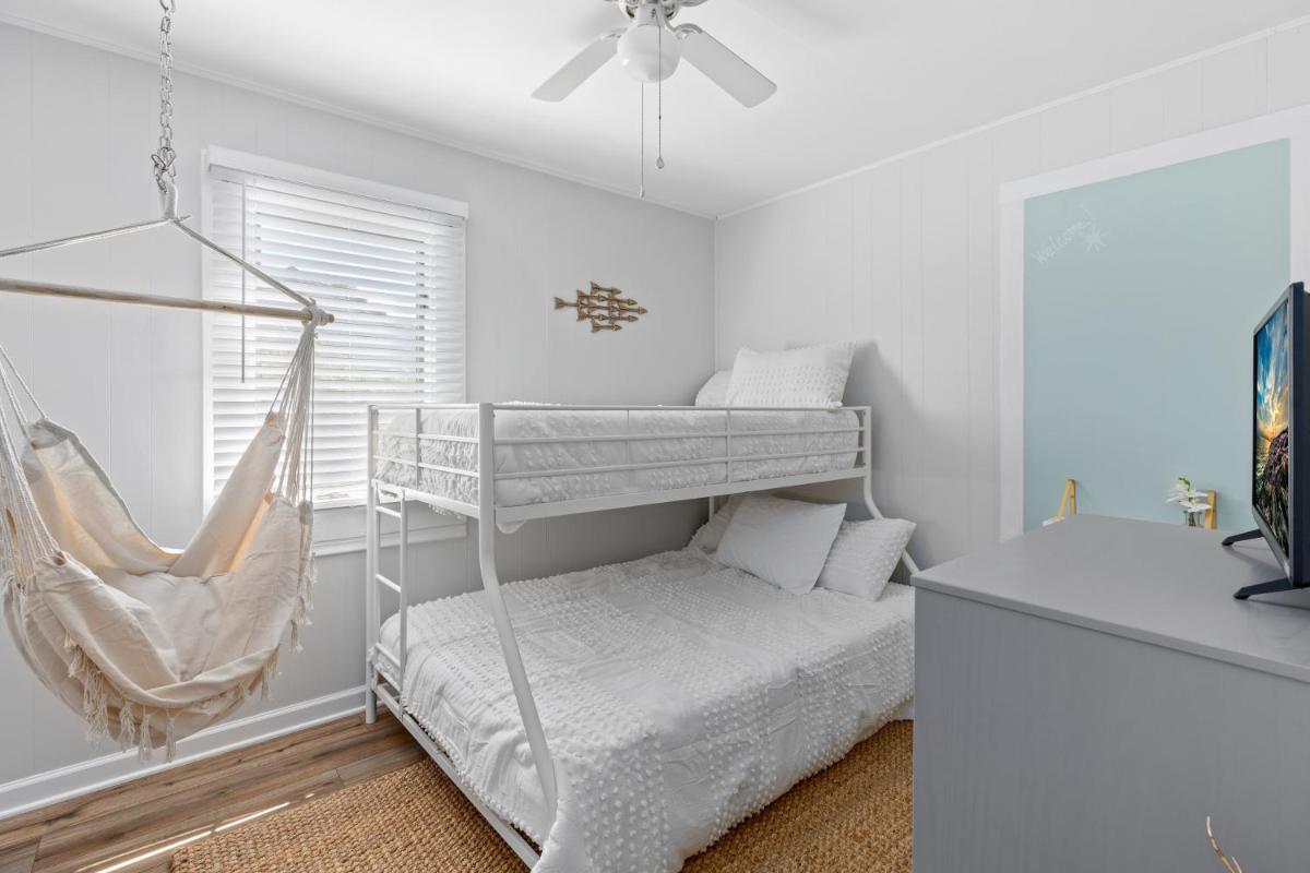 Newly renovated cottage, walk to bay beach! - Housity