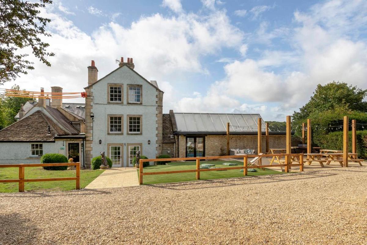 Cotswold Spa House - Country house retreat with indoor swimming pool and hot tub, ideal for large groups - Housity