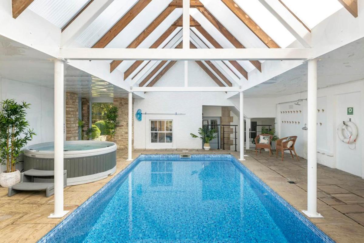 Cotswold Spa House - Country house retreat with indoor swimming pool and hot tub, ideal for large groups - Housity