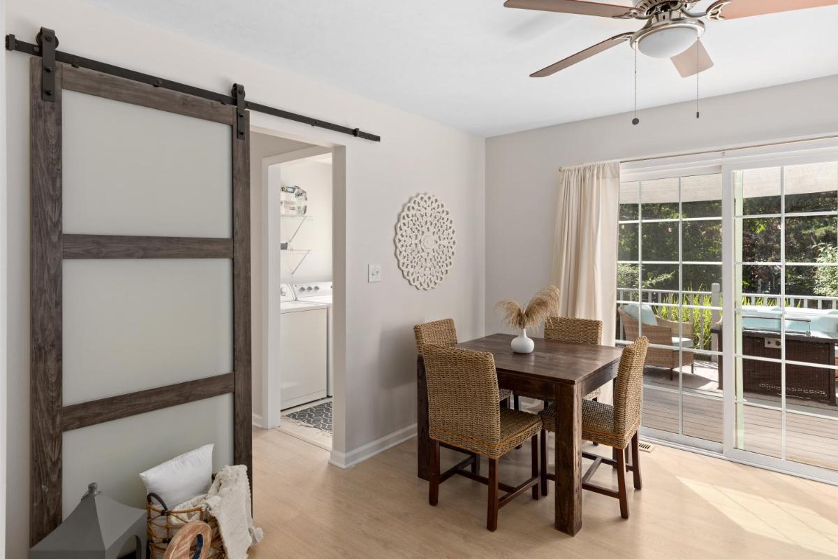 Newly renovated cottage, walk to bay beach! - Housity