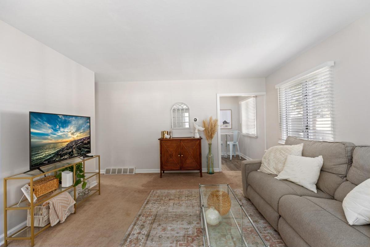 Newly renovated cottage, walk to bay beach! - Housity