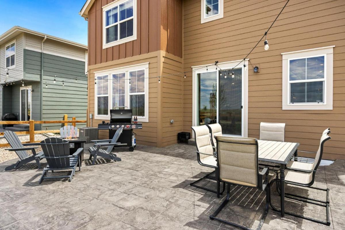 Spacious Home, Great Backyard with Mtn Sunset Views! - Housity