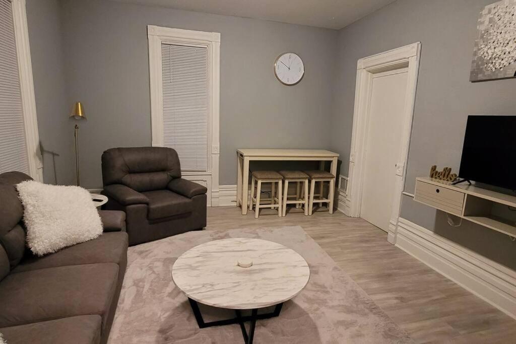 Retreat Suite 1 - Cozy Downtown Getaway - Housity
