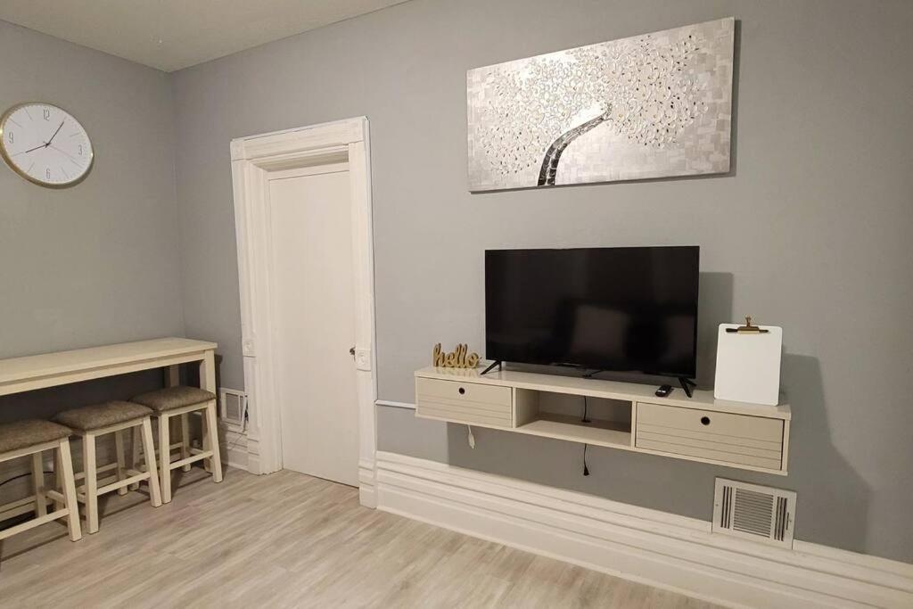 Retreat Suite 1 - Cozy Downtown Getaway - Housity