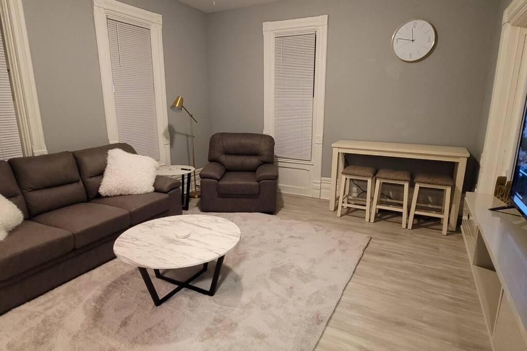 Retreat Suite 1 - Cozy Downtown Getaway - Housity