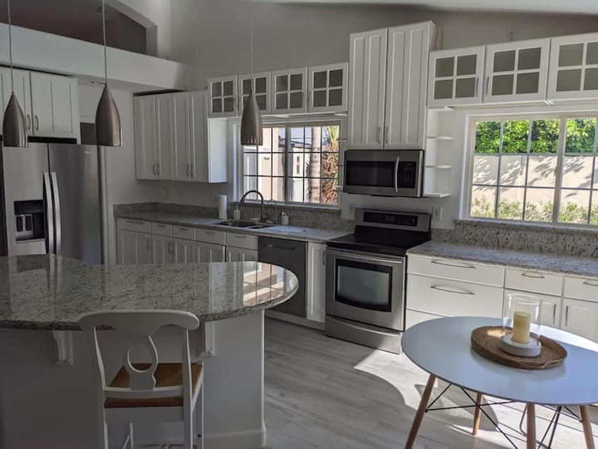 Heated Pool - Spacious, Cheerful Home 5br/3bath - Housity