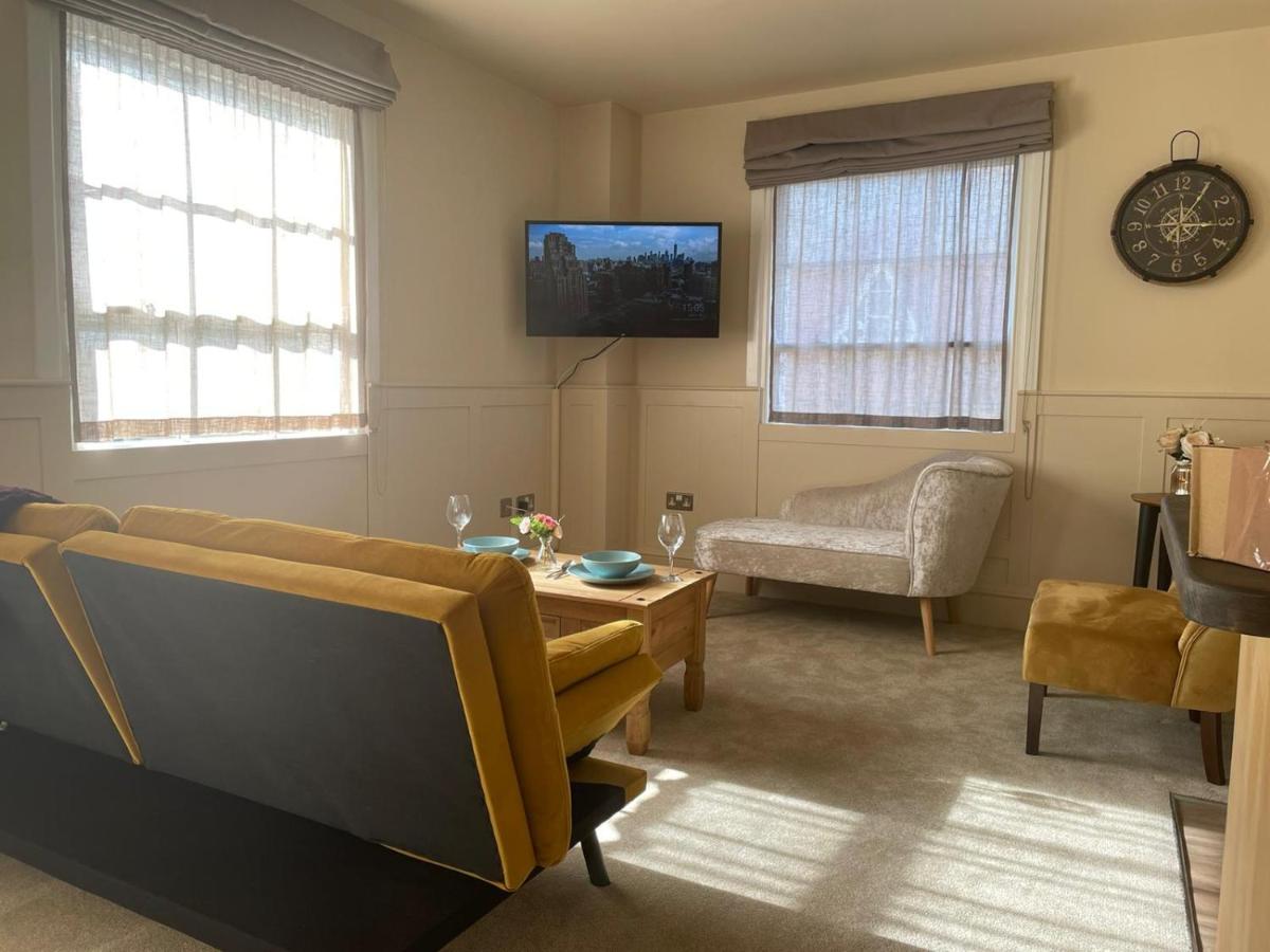 Studio Flat Central Cheltenham Parking off road - Hizvo
