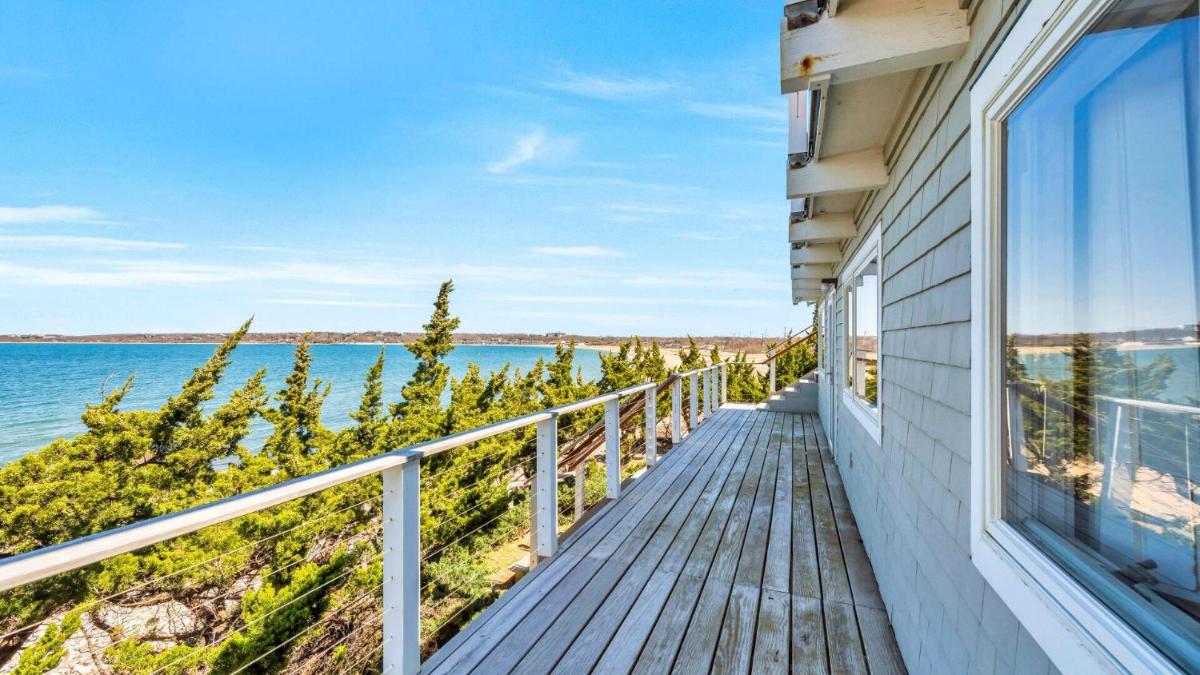 Beach House on Fort Pond Bay - Housity