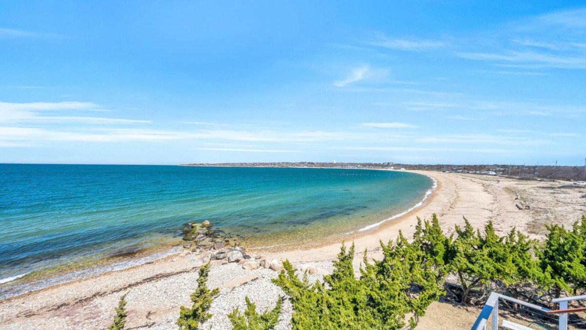 Beach House on Fort Pond Bay - Housity