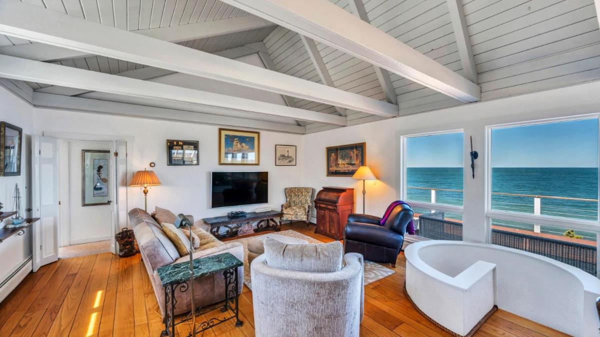 Beach House on Fort Pond Bay - Housity
