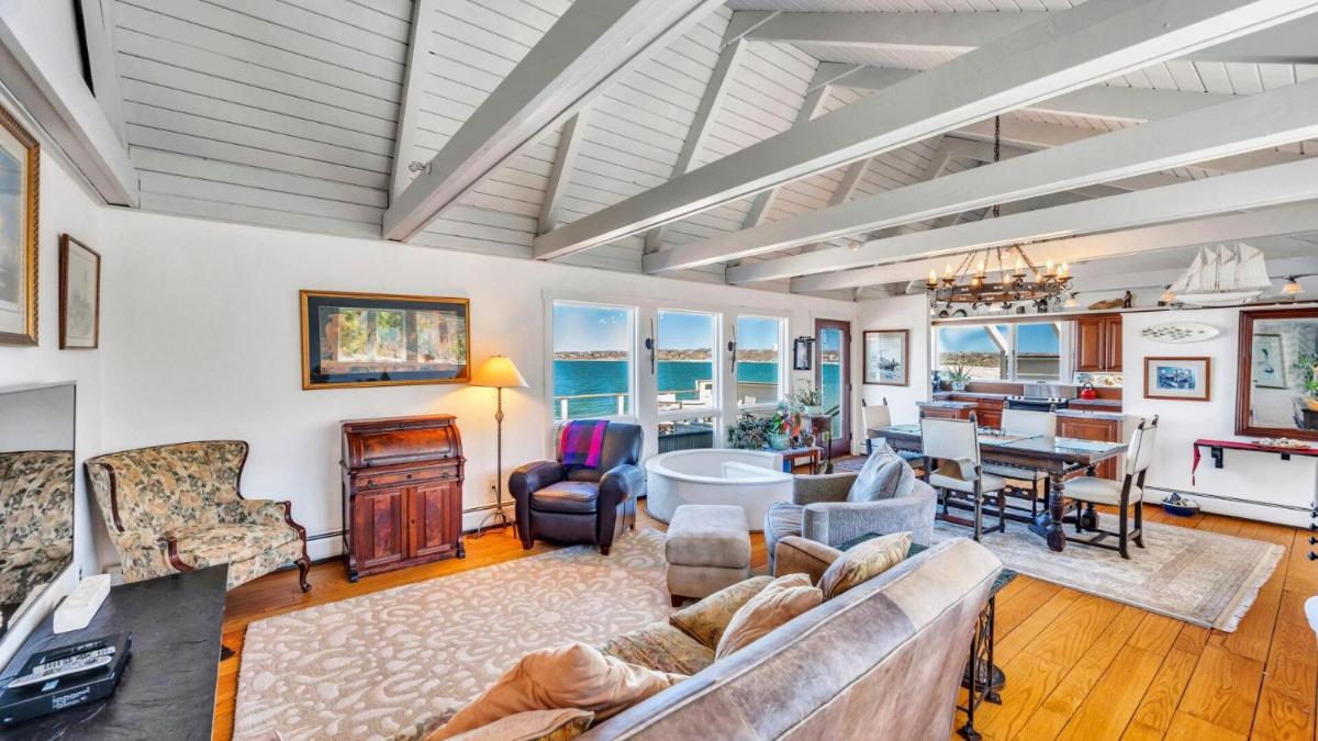 Beach House on Fort Pond Bay - Housity