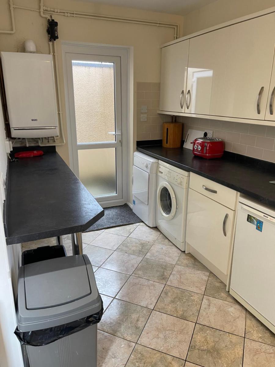 Spacious, Sleeps 17, 3 bathrooms, Parking, Mansfield - Housity