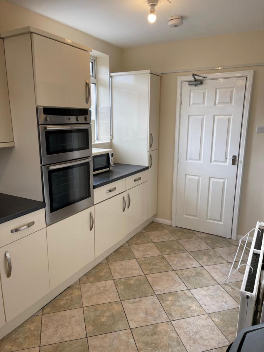 Spacious, Sleeps 17, 3 bathrooms, Parking, Mansfield - Housity