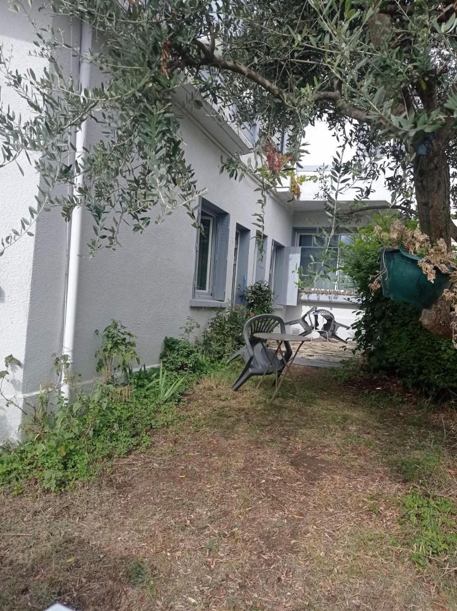 Appart indépendant, 1 lit deux personnes et 1 appoint Piscine Jardin Direct Gare Aéroport et jardin - Housity