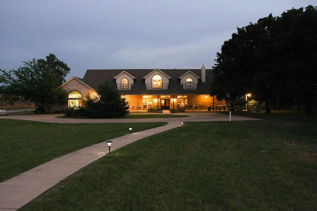 Luxury 11BR 6500 SFT Ranch Retreat near TX Motor Speedway - Sleeps 25 - Housity