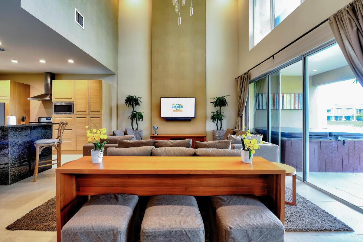 Beautiful Townhome Overlooking The Lake And The Pool - Housity