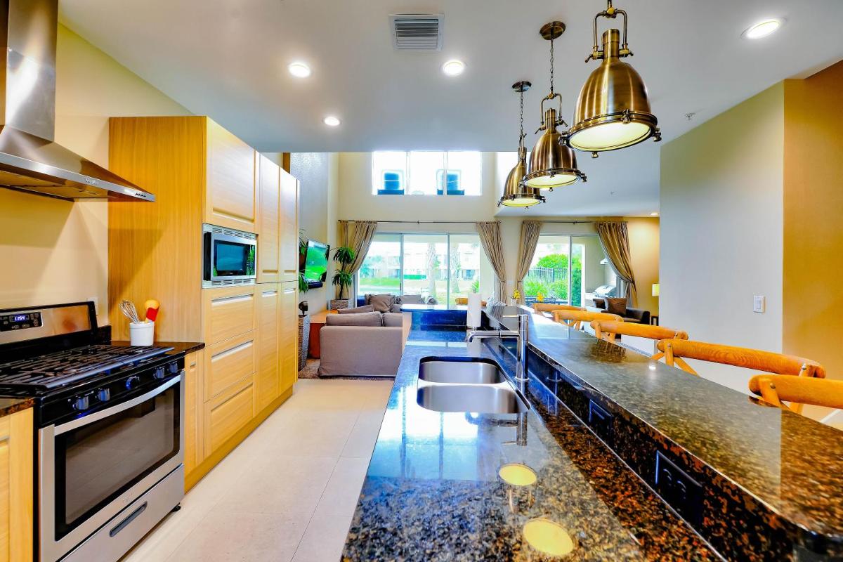 Beautiful Townhome Overlooking The Lake And The Pool - Housity