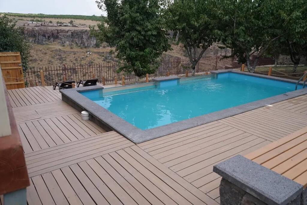 Cheerful 3-bedroom villa with pool - Housity