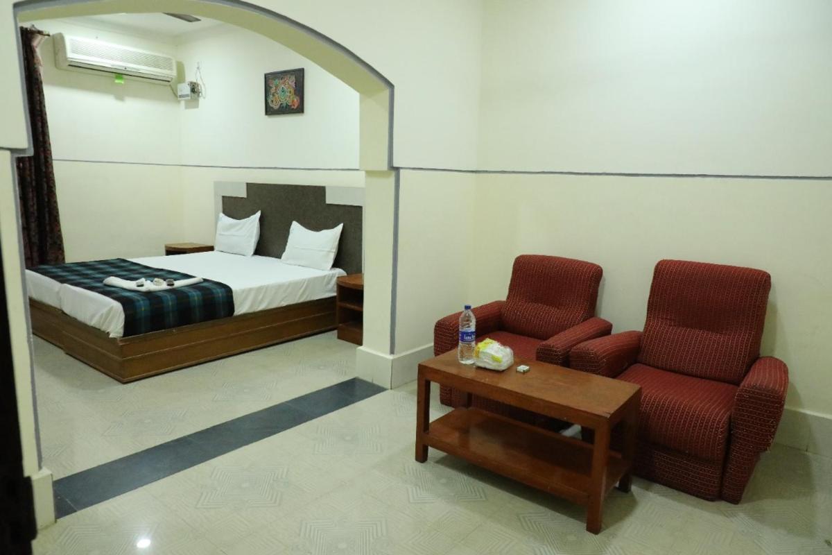 Hotel Dream World Boarding & Lodging - Housity