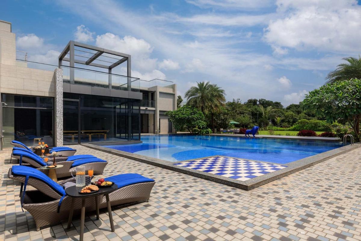 Colossus by StayVista - Riverside luxury villa in Khalapur with a Spacious pool, Sauna, Private theater, Gazebo & Lawn - Housity