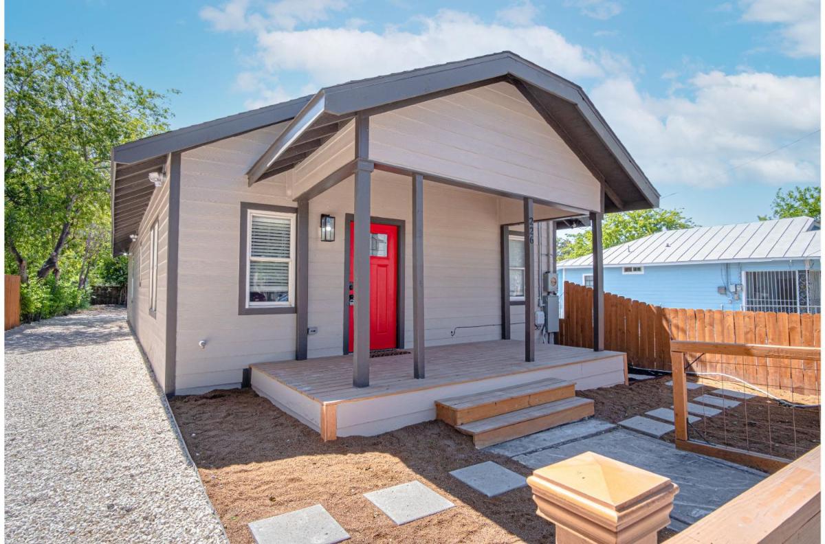 Delightfully Renovated 4 BR2 BA Near DT Riverwalk - Housity