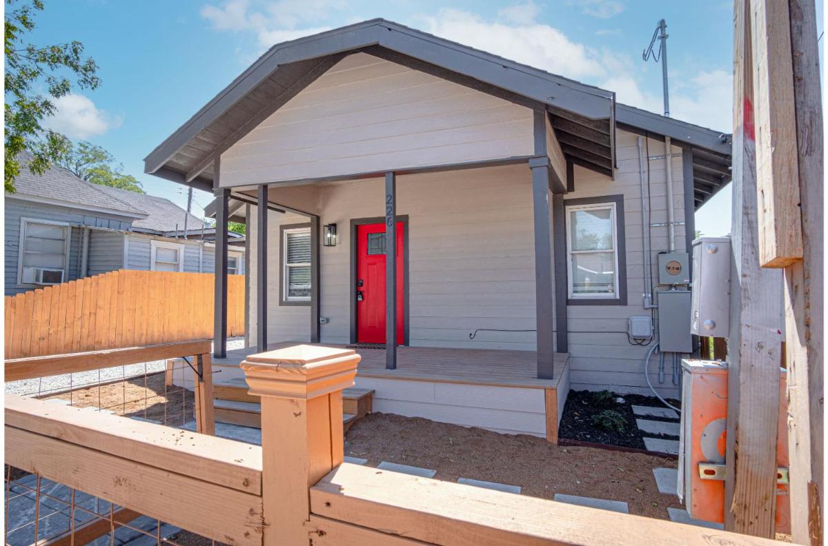 Delightfully Renovated 4 BR2 BA Near DT Riverwalk - Housity