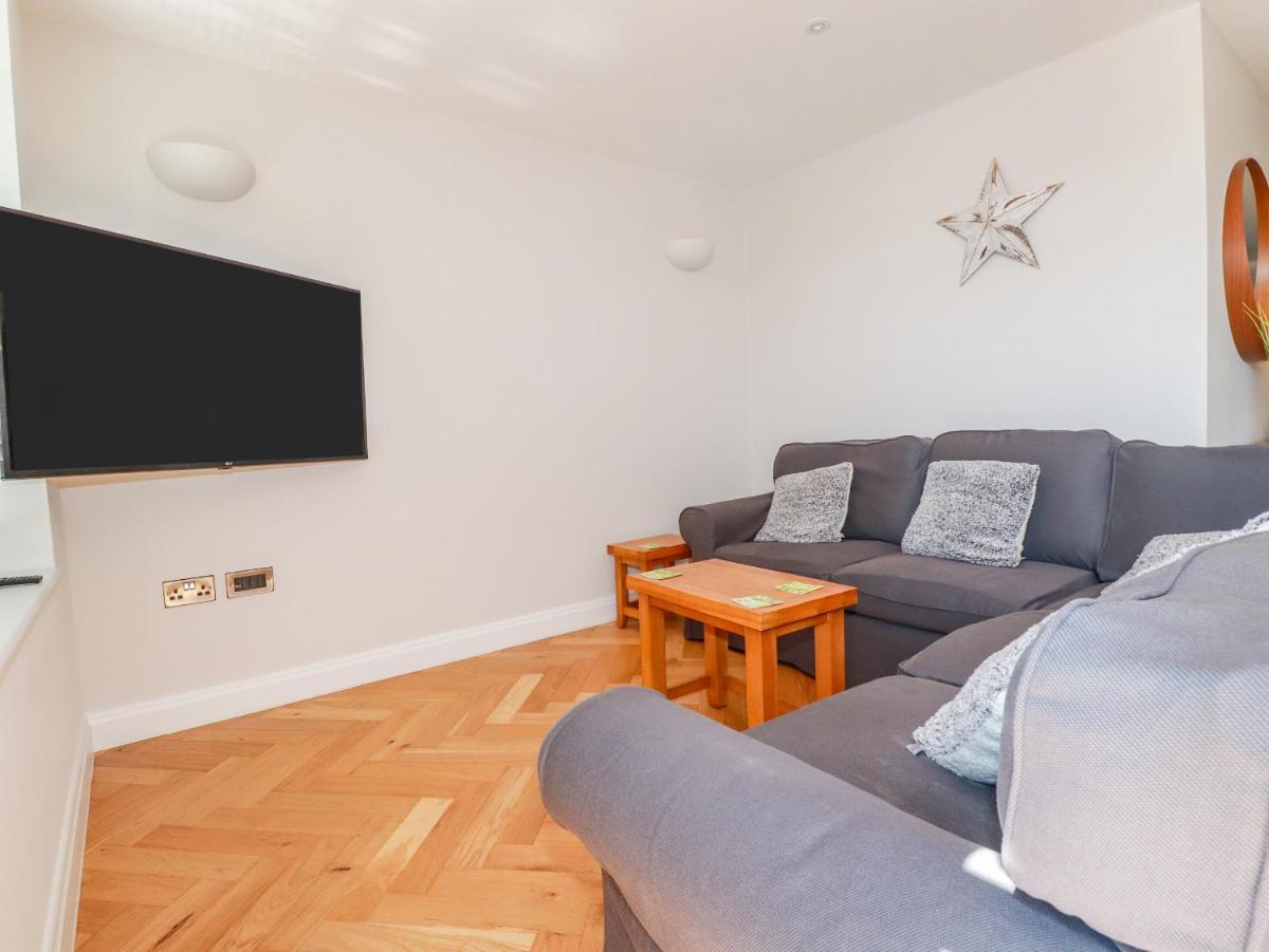 28 Island Crescent - Housity