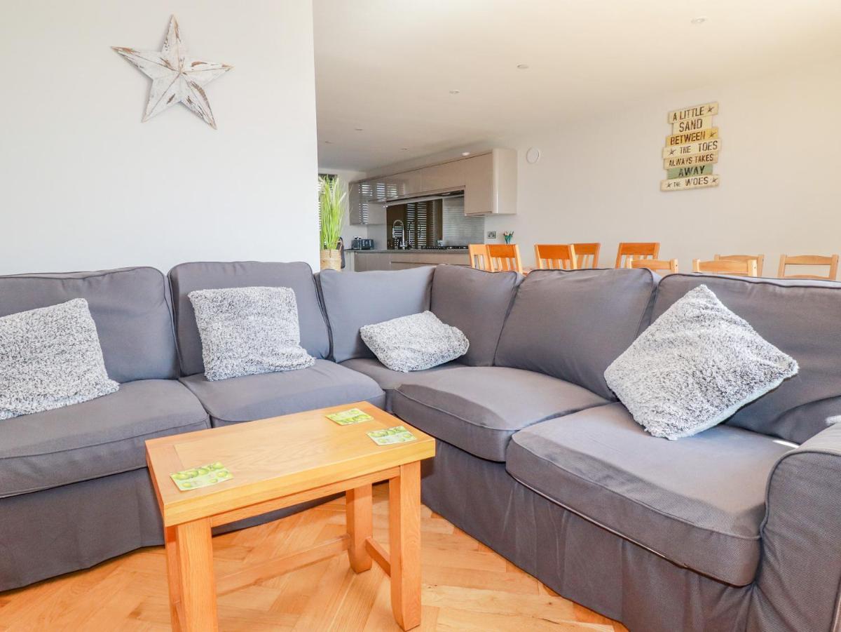 28 Island Crescent - Housity