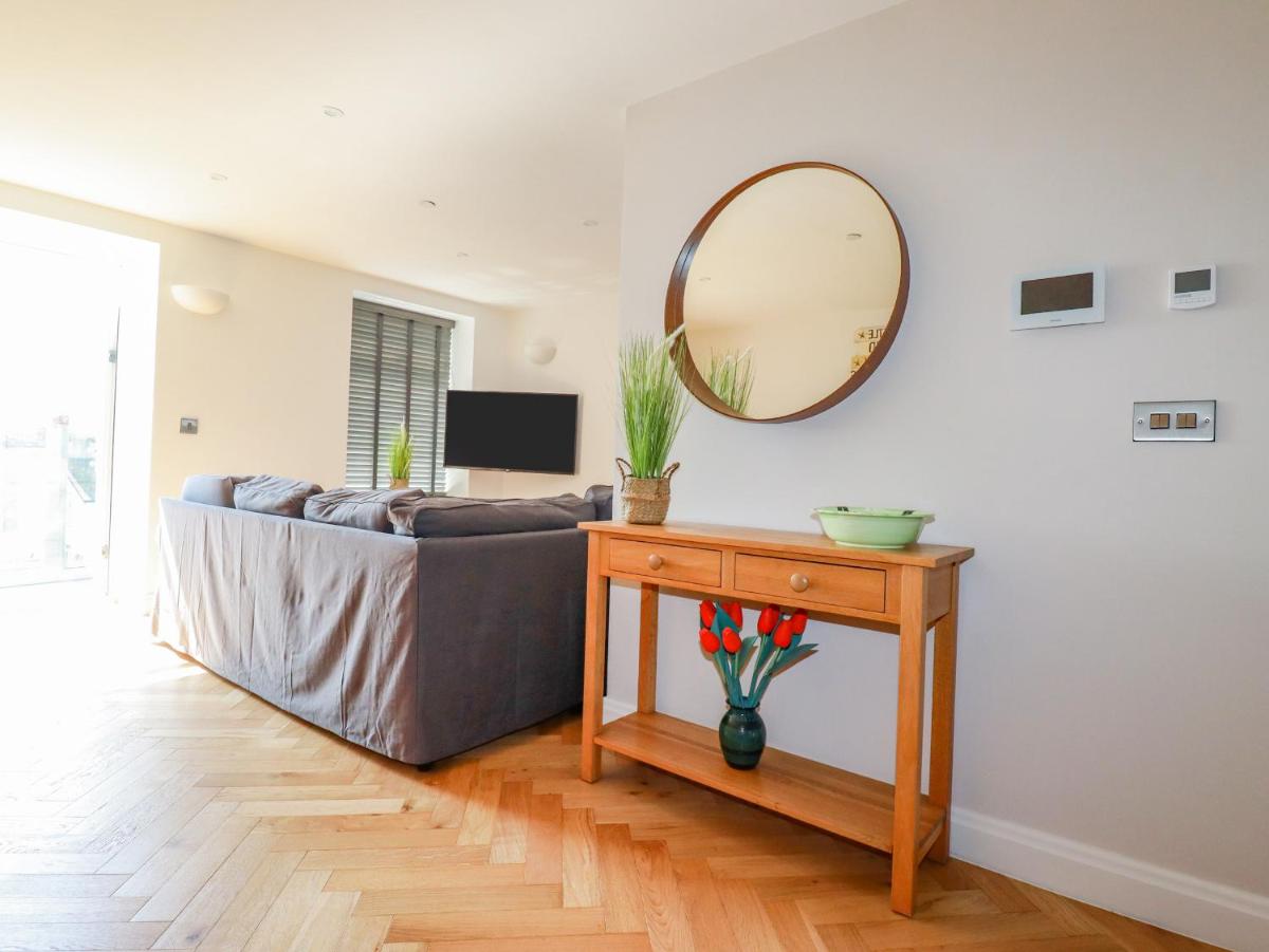 28 Island Crescent - Housity