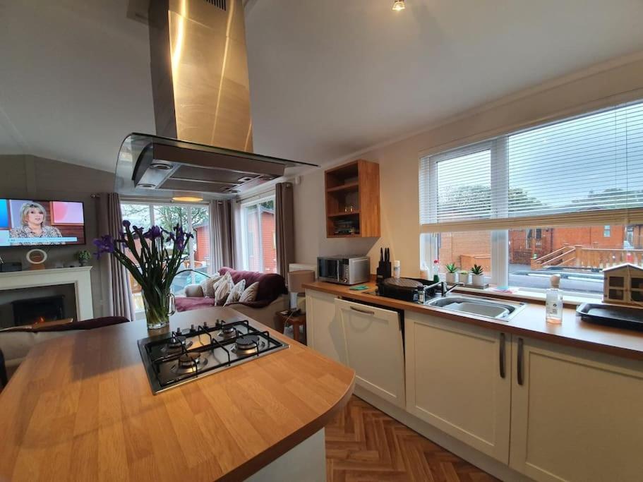 Jaw-Dropping Lodge with Hot Tub on Lake Windermere - Housity