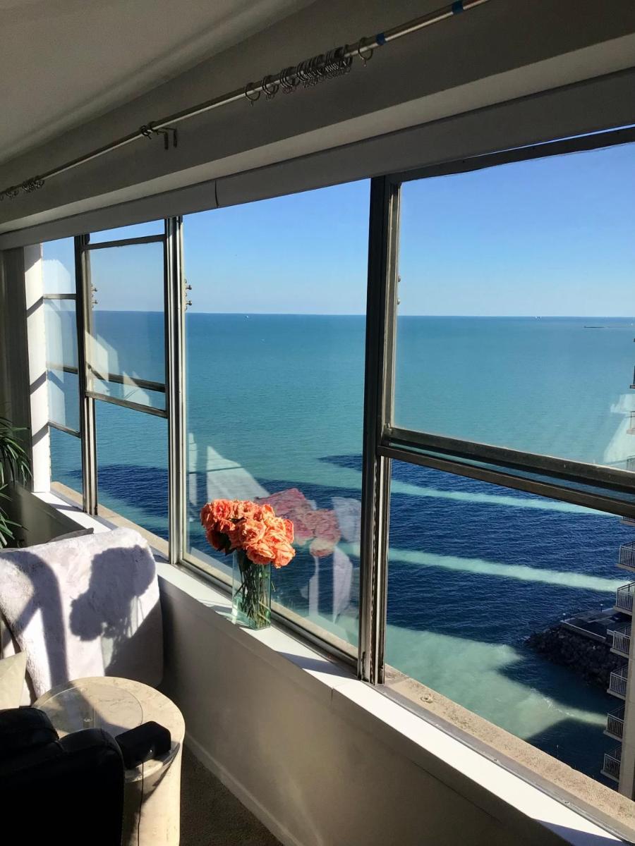 Waterfront Entire Condo in Edgewater with Lake and City Views - Housity