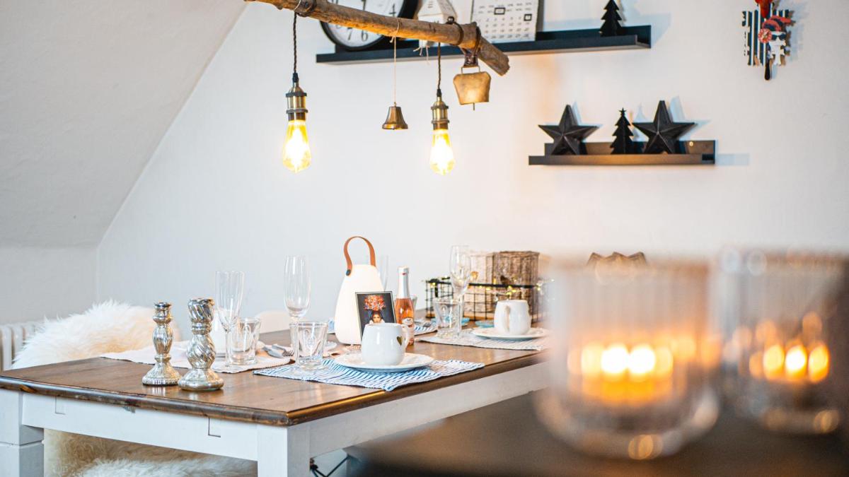 Dachwohnung mit Ofen und Freisitz - Housity