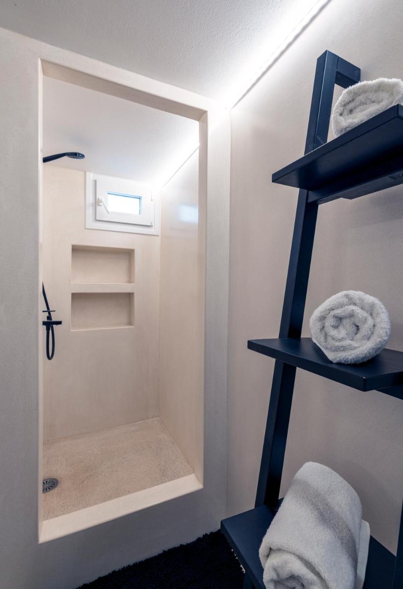 Black and White Apartment - Housity