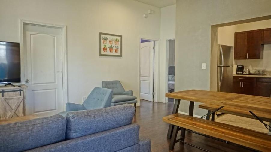 Suitetrails - The Red Guest House in Downtown Los Angeles