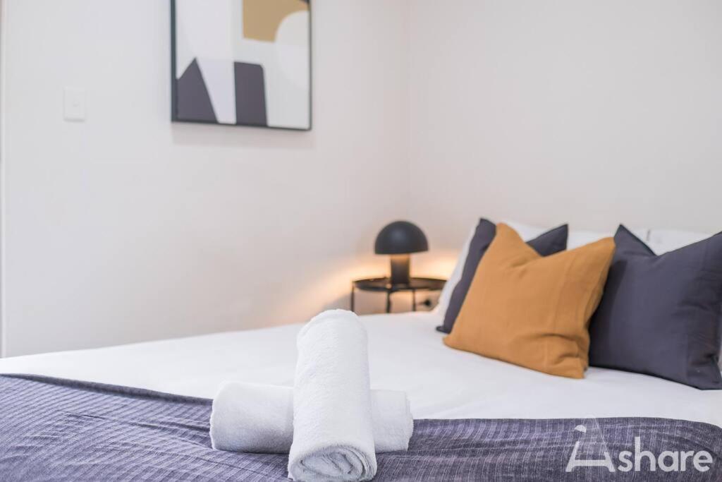 Sydney sub-CBD Alexandria Morden 3 Bedroom Apt with Free Carspace - Housity